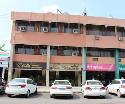 https://imgcld.yatra.com/ytimages/image/upload/t_hotel_yatra_city_desktop/v1443666459/Domestic Hotels/Hotels_Chandigarh/Hotel Le-Crown/0578750.jpg